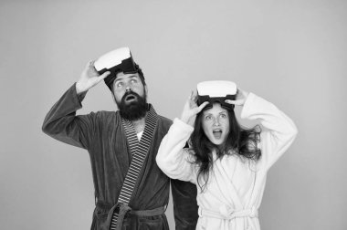 Bilinçli uyanış. Gerçeğe dönmek. Erkek ve kadın vr keşfedin. VR teknolojisi ve gelecek. VR iletişim. Heyecan verici izlenimler. Sanal gerçeklik uyanış. Kaç bornoz içinde vr gözlük