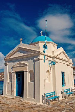 Mykonos, Yunanistan Kilisesi. Tapınak mavi kubbe güzel mimariye sahip bir bina. Agios Nikolaos Kilisesi güneşli gökyüzü üzerinde. Bir Akdeniz Adası yaz tatili. Yolculuk tutkusu ve kavram seyahat