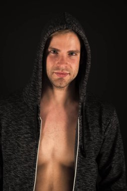 Güçlü ve karizmatik. Kas göğüs atletik adamla. Genç atlet yerleştirmek. Seksi sporcu. Atletik göğüs kas adam. Yakışıklı adam Hoody giyiyor. Sağlıklı ve aktif yaşam tarzı