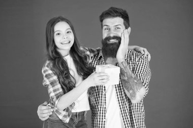 Hatıra. Aile bağları. Baba ile mutlu küçük kız. küçük çocuk baba seviyorum. Baba ve kızı kucaklamak. Babalar günü. Çocuk günü. Babamla oynuyor. mutlu anılar yaratarak. bellek için mevcut