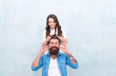 Saç modelini değiştir. Kız yetiştirme. Komik saç modeli oluşturun. Çocuk saç modeli stil baba sakal yapma. Ebeveyn olmak, çocuk ilgi alanları için mevcut olmak anlamına gelir. Kız kuaförü. Babalığın tadını çıkar. Mutlu an