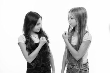 En güzel kim. Uzun saç modeli kendi yumruklarını gösterilen küçük kızlarla. Çocuklar saç bakımı ve damat. Öfke ile rekabet. Sevimli küçük kız yeni saç modeli giyiyor. Dostluk ara