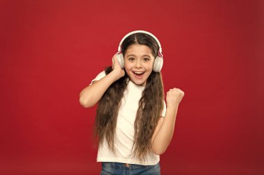 Liste kavramı oynamak. Müzik tadı. Müzik bir önemli parçası hayatını gençler oynar. Güçlü etkisi müzik gençler onların duygular, dünya algı. Kız kırmızı arka plan kulaklıktan müzik dinle