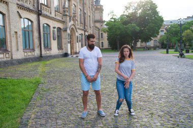 Sadece biraz eğleniyoruz. Mutlu çift açık havada eğlenceli aktiviteler. Şehvetli kadın ve sakallı adam birlikte eğleniyor. Aşık komik bir çift. Dans etmek eğlencelidir.