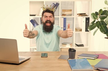 Office kralı. Bölüm Başkanı. Adam Yöneticisi işadamı girişimci aşınma altın taç sakallı. Üst yönetici merkez ofisi. Zafer zevk emin patron. Baş ve patron kavramı. Büyüklük kompleksi
