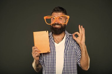 Tamam. Kitap okumak için davet inek çalışma. Üniversite erkek öğrenci ders notları ile. Adam ders kitabı ile parti bardaklarda sakallı. Süslü gözlüklü kitap nerd