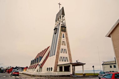 Hammerfest, Norveç - 21 Ocak 2010: kilise gri gökyüzü üzerinde bina. Modern mimari ve tasarım. Din ve Hıristiyanlık