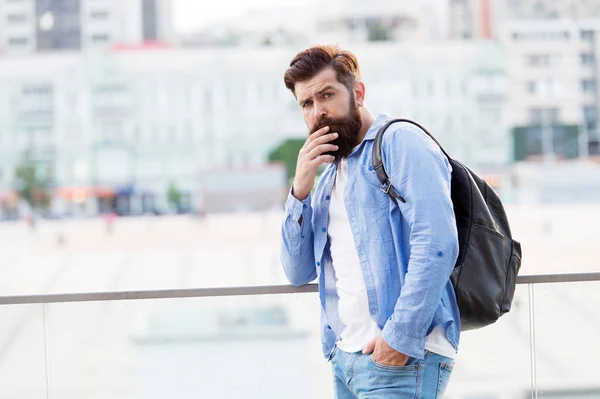 Én inkább az aktív pihenés. Hipster a nyaralás utazás. Bearded ember utazik hátizsákkal a nyári vakáció. Hátizsákos megy nyaralni. Idegenforgalmi vagy utazó hátizsákkal a városon keresztül — Stock Fotó