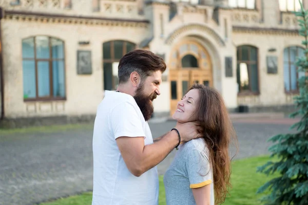 Slachtoffer van huiselijk geweld door gewelddadige en brute man. Brute man krijgt zijn handen rond dames keel. Bearded hipster met brute fysieke kracht tegen meisje. Brute aanval tegen de vrouw door de mens — Stockfoto