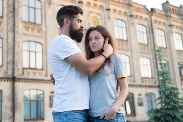 Wir sind besser, wenn wir zusammen sind. Familienpaar umarmt sich im Hintergrund. bärtiger Mann und sexy Frau. sinnliches Paar, das Zeit miteinander verbringt. Verliebtes Paar — Stockfoto