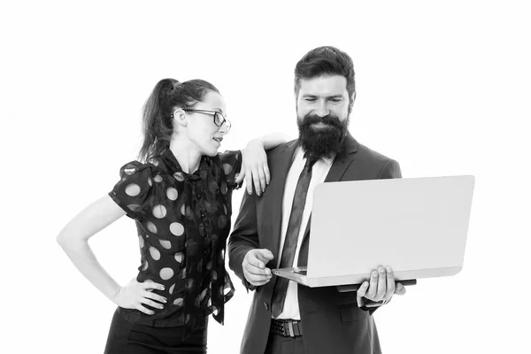 Feliz em ver bons resultados. homem e mulher barbudo feliz com laptop. empresário com parceiro olhar com sorriso positivo. a parceria foi bem sucedida. homem de negócios e secretário de trabalho no laptop no escritório — Fotografia de Stock