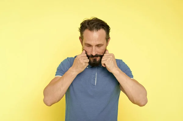 Homme barbu tordant moustache fond jaune. Guide ultime de toilettage des moustaches. Hipster beau mec mûr réfléchi. Conseils d'experts pour cultiver et entretenir la moustache. Concept de salon de coiffure — Photo