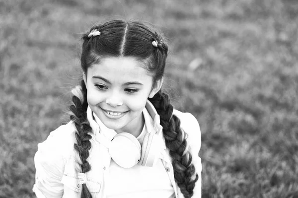 Little girl luisteren muziek. Kid hoofdtelefoon. Lente stemming. MP3-speler. Stijlvolle kind ontspannen op gras. Gelukkig klein meisje. Audio-boek. Geniet van zijn favoriete muziek. Muziek is zo leuk. Stijl en muziek — Stockfoto