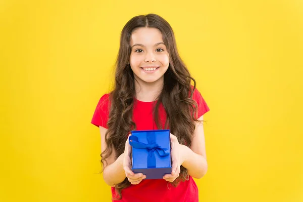 Feliz cumpleaños a ti. Chica del cumpleaños. Niño feliz sosteniendo regalo de cumpleaños sobre fondo amarillo. Adorable niño pequeño celebrando cumpleaños —  Fotos de Stock