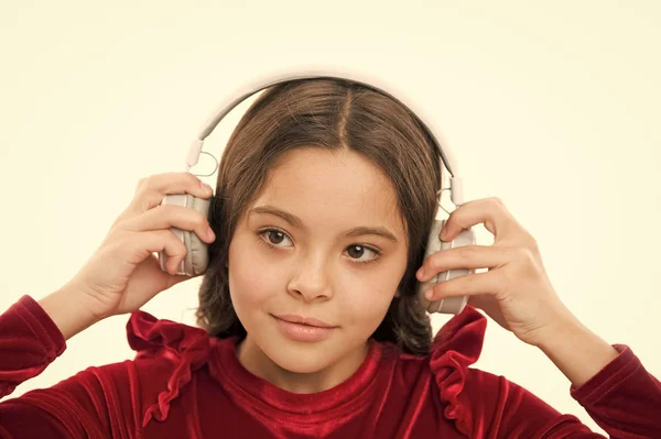 Teraz Posłuchaj za darmo nowe i nadchodzące popularnych piosenek. Mała dziewczynka słuchać muzyki bezprzewodowe słuchawki. Kanał muzyczny online. Dziewczyna małe dziecko użyć nowoczesne słuchawki muzyka. Muzyka zawsze ze mną — Zdjęcie stockowe
