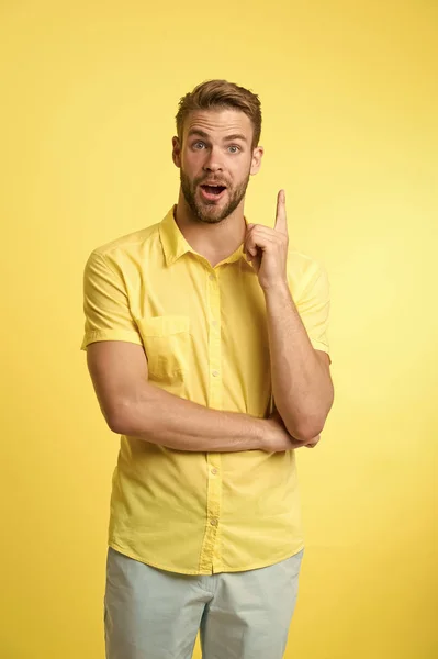 Tipo caucásico con bigote. Hombre barbudo. Moda masculina. Cuidado facial. Hipster maduro con barba. hombre sobre fondo amarillo. Tengo una gran idea. sensación de inspiración — Foto de Stock