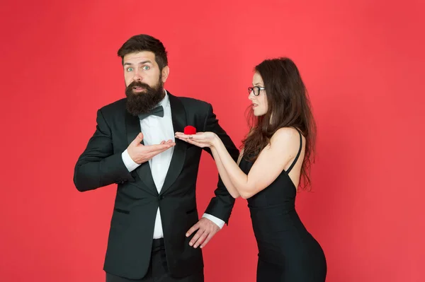 Homem bonito e mulher elegante apaixonada. Engajamento romântico. Conceito de noivado. Oferta rejeitada. O par no amor celebra o aniversário. Engajamento de jóias caixa de presente romântico. Proposta de casamento — Fotografia de Stock