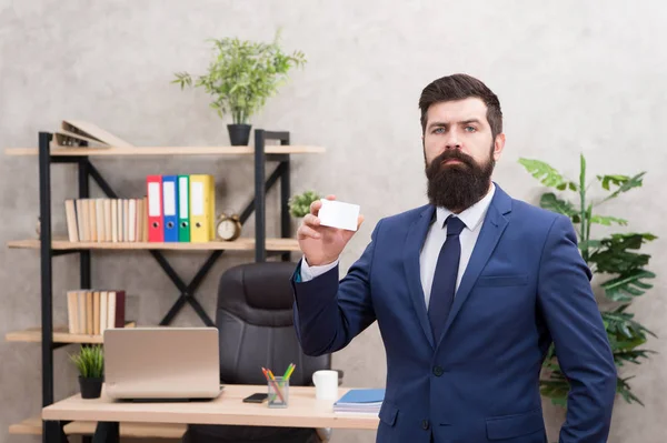 Contatti utili. L'uomo d'affari ha una carta bianca. Barba hipster top manager show card. Servizi bancari per piccole imprese. Design della carta. Chiama ora. Un uomo vestito formale e 'in carica. Ragioniere o banchiere — Foto Stock