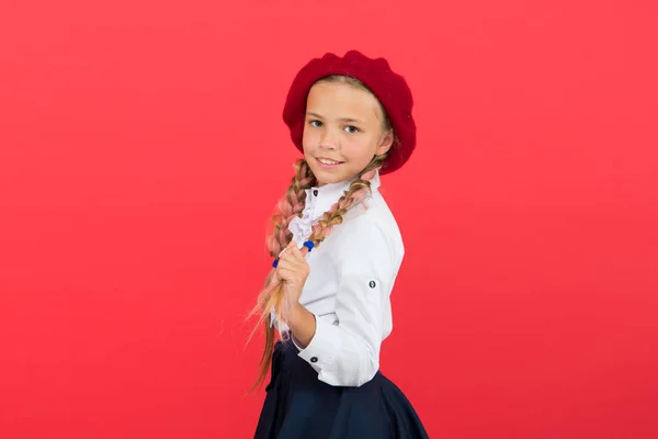 ファンシーなスタイル。学校の準備ができている点字の少女。フランス語を話しますか。学校のファッションの概念。女子高生は制服とベレー帽を着用する。子供美しい女の子長い編組髪 — ストック写真