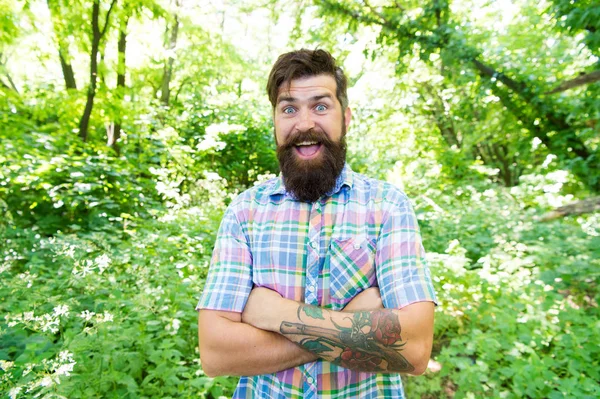 Eco livsstil. Man skäggiga hipster gröna träd bakgrund. Guy slappna av på sommaren natur. Man skägg och mustasch i sommar skogen. Sommarsemester koncept. Förenat med miljö. Vacker skogshuggare — Stockfoto