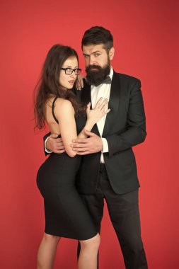 Zarafet fark edilmekle ilgili değildir. Sakallı adam takım elbise kız zarif elbise giymek. Resmi kıyafet kuralı. Ziyaret etkinliği veya töreni. Çift ödül törenine hazır. Şirket partisi. Ödül töreni konsepti