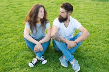 Aşık çift yeşil çimlerde rahatlatıcı. Eğlenceli kız arkadaşı ve erkek arkadaşı kalma. Çift ilişkileri hedefleri. Çiftler doğada zaman geçirirler. Dışarıda hoş bir çift. Ruh eşleri en yakın insanlar. Basit mutluluk