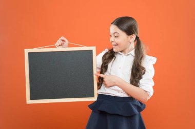 Şuna bak. tahta ile neşeli okul kız. okul üniforması mutlu öğrenci. kopya alanı. ticari pazarlama conept. işletme okulu reklamı. yeni alışveriş fikri. okul pazarı satışları. Tabela