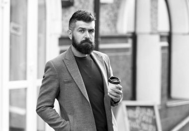 Onun fincan sabah ilk iş içme. Paket servisi olan restoran kahve tutan hippi tarzı iş adamı. Tek kullanımlık kağıt bardak şehirde yürüyüş ile hippi. Sabah kahve zevk adam sakallı. Kahve molası