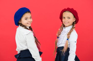 geriye bakıyor. Okula geri dön. Yurtdışında eğitim. çocuk modası. Fransız bereküçük kızlar. Uluslararası değişim okulu programı. okul arkadaşları. dostluk ve kardeşlik. üniformalı mutlu çocuklar