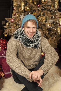 Adam gülümseme şapkalı, kazak, yılbaşı ağacı tinsel