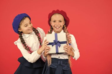 Kız arkadaş tatil kutlamak. Çocuk resmi giyim hediye kutusu ile. Açık hediye şimdi. Dostluk kavramı. Doğum günü hediyesi. Alışveriş ve tatil. Sevgili arkadaşım. Hediye kutusu arkadaşına veren kız
