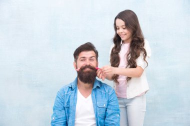 Çocuk saç modeli stil baba sakal yapma. Ebeveyn olmak, çocuk ilgi alanları için mevcut olmak anlamına gelir. Saç modelini değiştir. Komik saç modeli oluşturun. Açıklık sağlıklı doz ile herhangi bir baba kız yetiştirme de excel olabilir