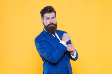 Çünkü buna değersin. Kendine güvenen işadamı yakışıklı sakallı adam resmi takım elbiseli. Başarılı yakışıklı hipster üst düzey yöneticisi. Ciddi motive girişimci. Berber dükkanı ve stilist. Yakışıklı adam kavramı