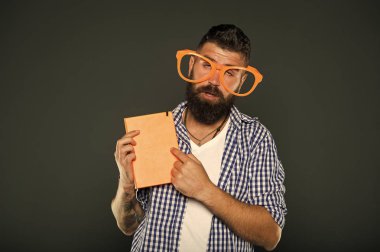 Hipster sakallı adam komik gözlük Not defteri veya kitap tutun. Bu kitabı okuyun. Çizgi roman ve mizah duygusu. Dersler Yetişkin eğitimi. Kendi eğitim kavramı. Edebiyat Kulübü. Hobi olarak kitap okumak. Eğlenceli bir çalışmadır