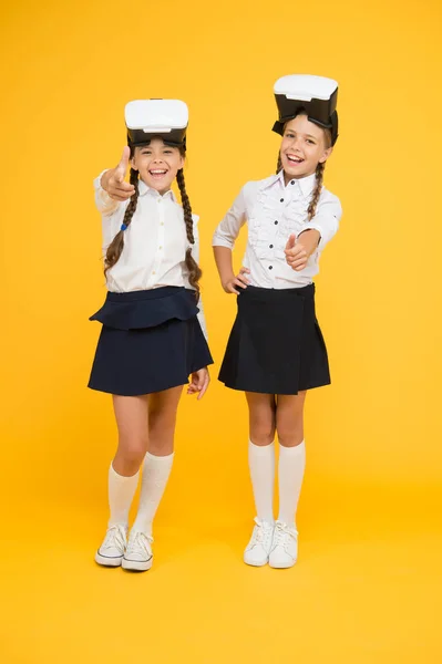 Future school education. Small children wear wireless VR glasses. best friends. Happy kids use modern technology. Digital future and innovation. Future technology. Visual reality. happy childhood — Stock Photo, Image