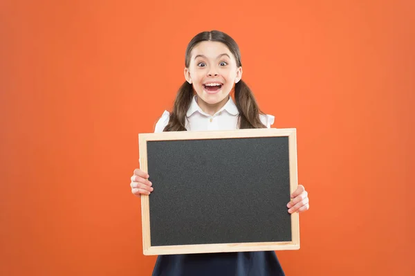 Glückliche Kindheit. Schulmarktverkäufe. Beschilderung. fröhliches Schulmädchen mit Tafel. glücklicher Schüler in Schuluniform. Kopierraum. kommerzielles Marketing-Konzept. Werbung für die Wirtschaftsschule. Neue Einkaufsidee — Stockfoto