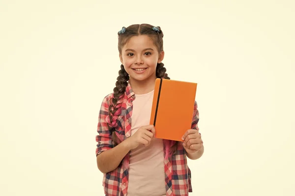Roztomilá dívka dítě drží Poznámkový blok nebo deník izolovaných na bílém pozadí. Deník, psaní pro děti. Vzpomínky z dětství. Deník pro dívky konceptu. Poznámka: tajemství dolů v roztomilé dívčí deník deník — Stock fotografie