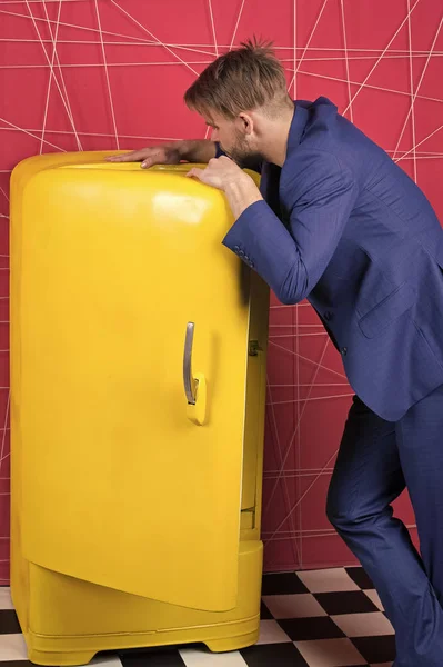 Deja de tener hambre. Comienzo de la dieta. Vigila tu dieta. Chico guapo traje formal cerca de la nevera. Dieta y apetito. Dieta del primer día. Concepto de pérdida de peso. El hombre hambriento sufre. Hombre de guardia cerca de la nevera — Foto de Stock