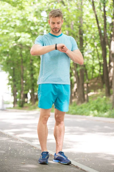 El entrenador deportivo. Bienestar deportivo y autocuidado. Hombre guapo traje deportivo se ven confiados. Belleza masculina. Cara de barbudo guapo. El deporte es la forma de vida. Estilo de vida de deportista. Atleta guapo en el parque — Foto de Stock