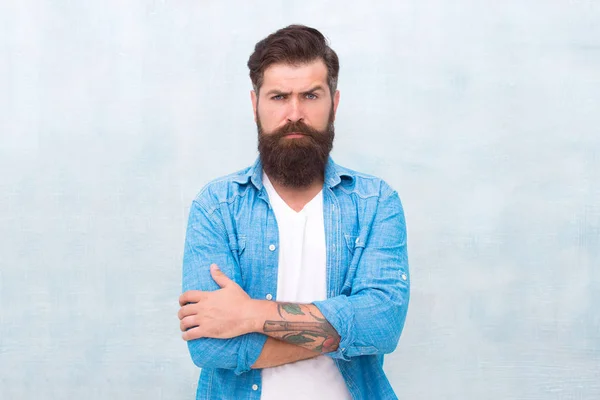 Salone da barbiere. Il concetto di bellezza maschile. Un macho ben curato. Brutale uomo hipster bello su sfondo grigio muro. Uomo barbuto alla moda stile hipster. Hipster con barba e baffi indossare camicia di jeans — Foto Stock