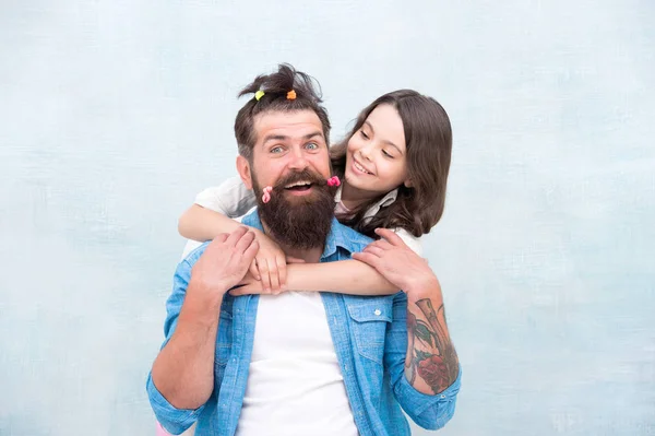 Raising girl. Create funny hairstyle. Child making hairstyle styling father beard. Being parent means present for kid interests. Change hairstyle. Daughter hairstylist. Enjoy fatherhood. Happy moment — Stock Photo, Image