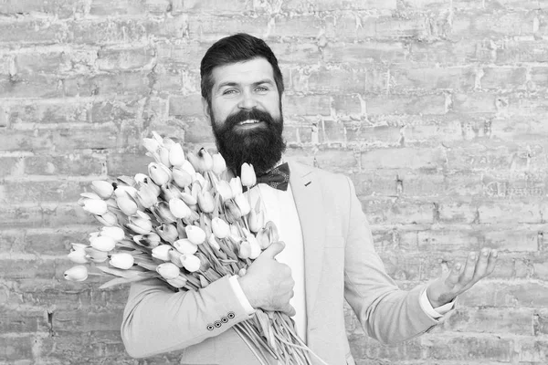 Express positivity. happy womens day. Flower for March 8. Spring gift. happy bearded man hipster with flowers, copy space. Bearded happy man with tulip bouquet. Love date. happy holiday — Stock Photo, Image