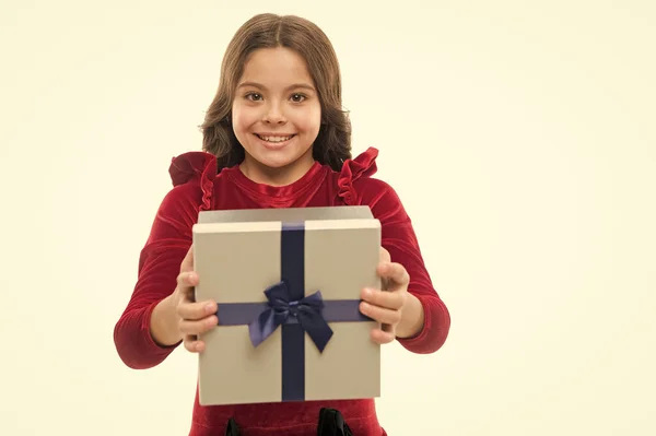 Boldog születésnapot koncepció. Gyerek lány születésnapi ajándék doboz tart. Minden lány álmodni ilyen meglepetés. Szülinapos szállítására jelen szalag íj. Ajándék készítés művészete. Születésnap kívánság oldalra dől. Mi van benne — Stock Fotó