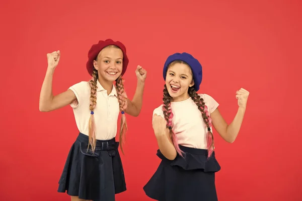 Concepto de moda escolar. Las alumnas sonrientes usan uniforme formal y sombreros de boina. Programa de intercambio internacional. Educación en el extranjero. Solicitar formulario entrar en la escuela internacional. Escuela de francés —  Fotos de Stock