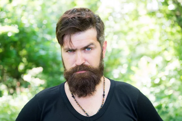 Beardy hipster. Brutal hipster på sommar landskap. Bearded man i trendig hipster stil utomhus. Kaukasisk hipster med tjockt skägg hår och snygg frisyr — Stockfoto