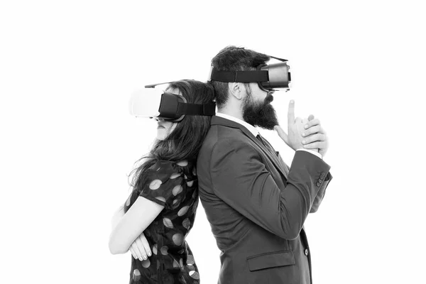 Negocio implementar tecnología moderna. Pareja colegas usan hmd explorar la realidad virtual. Los socios comerciales interactúan en la realidad virtual. Nueva oportunidad. Software moderno para negocios. Imagínate. — Foto de Stock