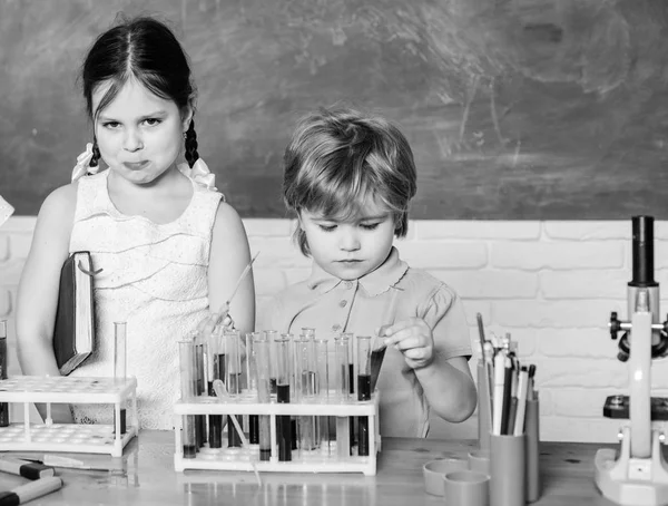 Studenter som gör vetenskaps experiment med Mikroskop i Lab. tillbaka till skolan. skolbarn vetenskapsman studerar vetenskap. lyckliga barn. Små barn lärande kemi i skolan laboratorium. Fokuserade på tentamen — Stockfoto