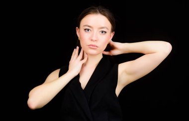 İnanılmaz güzellik kendinden emin kız. Güzel kız cilt bakımı ve makyaj. Güzelleştirici yüz saç ve cilt. Kozmetoloji ve güzellik. Günlük basit makyaj. Çekici kadın uzun saç portresi. Doğal güzellik