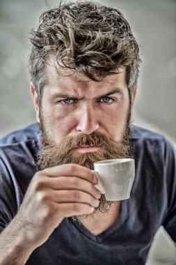 Sadece Espresso arabica. Kahve molası konsepti. Adam espressoyu rahatlatıyor. Sıcak içkinin tadını çıkarın. Hipster taze demlenmiş kahve içiyor. Sakallı, bıyıklı ve espresso fincanı olan adam. Sakallı adam kafein tüketir