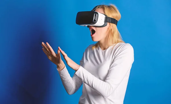 Nő a virtuális valóság szemüveg. 3D-s technológia, virtuális valóság, szórakozás, virtuális térben, és az emberek koncepció - fiatal nő a virtuális-valóság sisak vagy a 3D-s szemüveg. Vr-eszközzel nő. — Stock Fotó